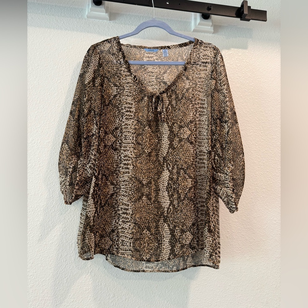 Izod blouse, python print, sz medium. So loose and airy! EUC